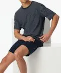 Kurzer nachtblauer Herrenschlafanzug aus der SCHIESSER Kollektion Comfort Essentials mit gemustertem Oberteil, Rundhalsausschnitt, Brusttasche und weicher Single-Jersey-Qualität.